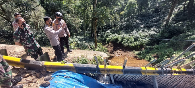 PERLU PERHATIAN: Kapolres Jember AKBP Hery Purnomo bersama Dandim 0824 Jember Letkol Inf Batara C Pangaribuan meninjau lokasi longsor di Jalan Gumitir, kemarin.