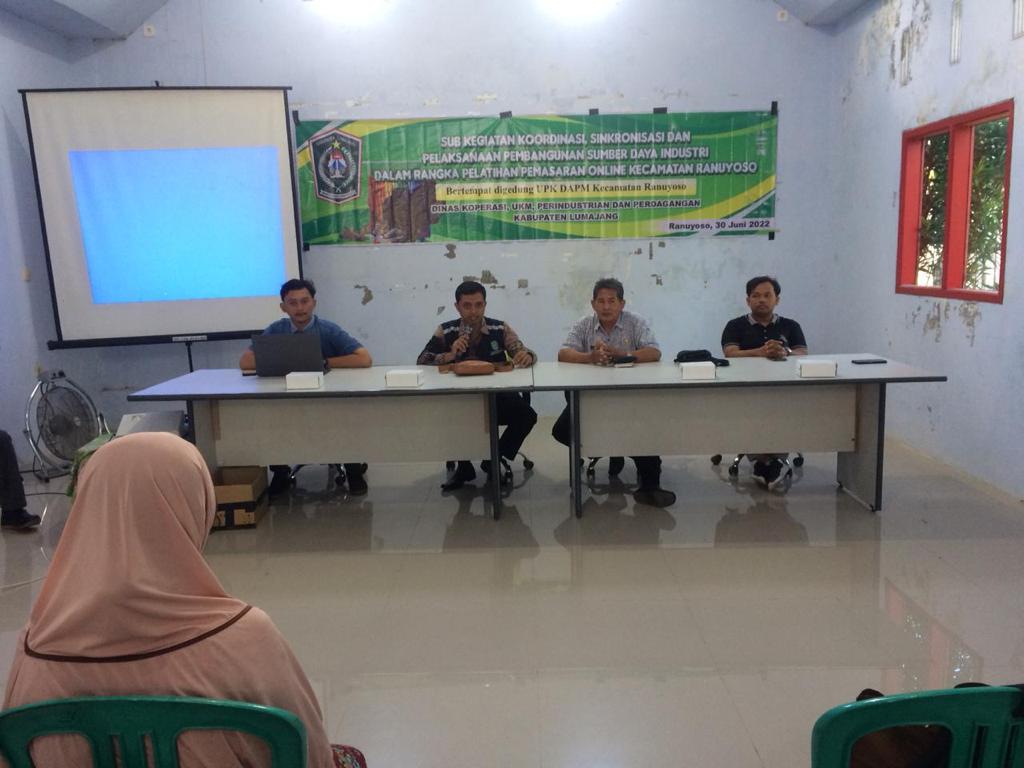 PEMASARAN ONLINE: Dinas Koperasi Lumajang gelar pelatihan, menjangkau UMKM di Lumajang untuk melakukan pemasaran secara online yang digelar di beberapa wilayah.