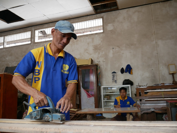 DIBORONG: Sejumlah WBP Lapas Kelas II B Lumajang sedang membuat mebel, kemarin. Hasil kreativitas ini mampu tembus pasar luar provinsi dalam jumlah besar.