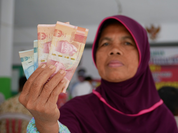 DITERIMA: Salah satu penerima BLT DD Karangbendo, Kecamatan Kunir, kemarin. Sejumlah KPM di Lumajang sudah menerima bantuan setiap tiga bulan sekali.