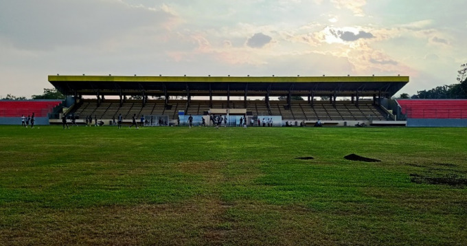 RAWAT FASILITAS: Stadion Notohadinegoro, venue cabor sepak bola Porprov 2022. Bupati Jember Hendy Siswanto meminta agar venue dimanfaatkan dengan baik.