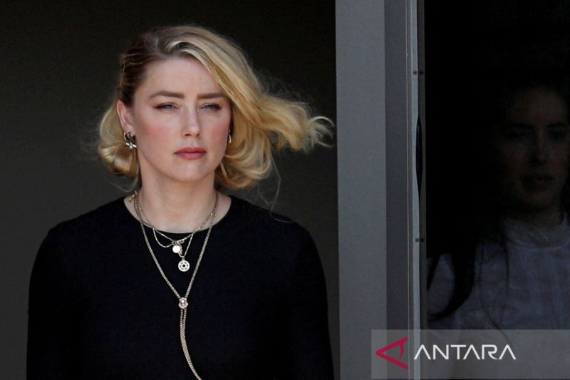 Caption Foto :  Amber Heard meninggalkan Fairfax County Circuit Courthouse setelah juri mengumumkan putusan terpisah yang mendukung mantan suaminya Johnny Depp dan Heard atas klaim dan kontra-klaim mereka dalam persidangan pencemaran nama baik Depp v. Hea