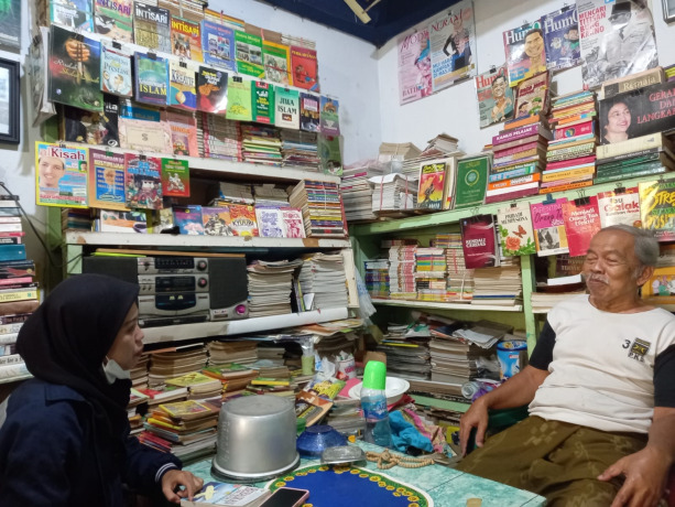 TERUS BERJUALAN: Mustaqim, pedagang buku bekas di gang sempit daerah Gebang.