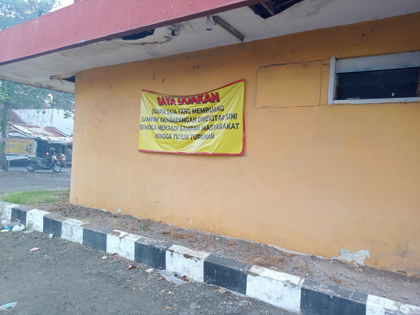 LARANGAN UNIK: Tulisan larangan membuang sampah di Gedung GNI.