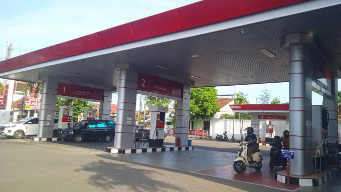 KOSONG PENGUNJUNG: Kondisi SPBU Tamansari sedang sepi. Pasalnya, BBM jenis pertalite kosong, karena sudah dua mingguan tidak dapat jatah. 