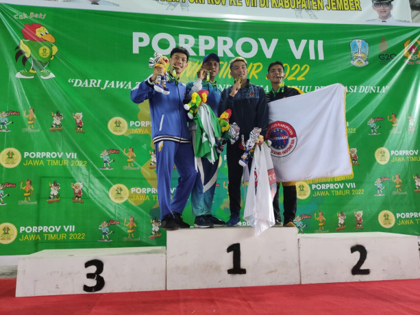 BUKTIKAN DIRI: Atlet kick boxing Jember akhirnya mendapatkan medali di Porprov Jatim. Total empat medali diraih, dua emas dan dua perunggu.