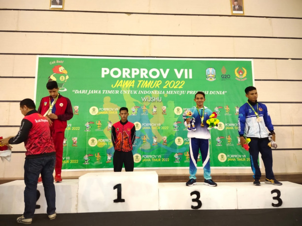 NAIK PODIUM: Atlet Jember (tengah) yang naik podium untuk mendapatkan medali di Porprov Jatim VII, kemarin. Mereka adalah mahasiswa Universitas Muhammadiyah Jember yang sukses mengharumkan nama kontingen Jember.