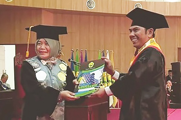 SEMRINGAH: Direktur Perumdam Tirta Dharma Ayu Indramayu Ady Setiawan saat menjalani prosesi wisuda Strata 3 (S-3) FEB Unej di Gedung Auditorium Universitas Jember.