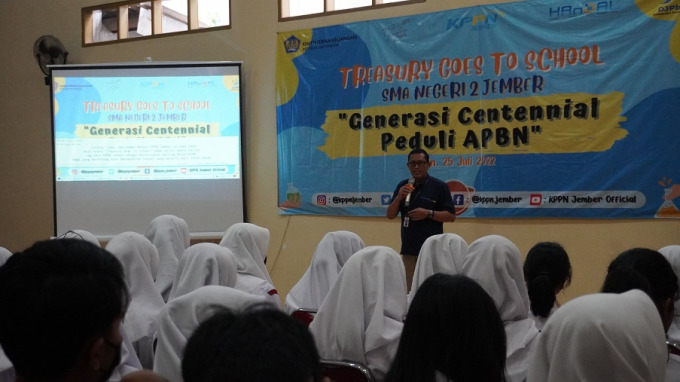 Kepala KPPN Jember Dirgohaju Widodo memberi pemaparan pentingnya pengelolaan keuangan di SMA Negeri 2 Jember, kemarin (25/7).