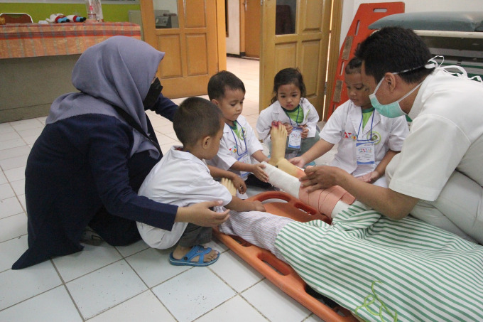 MENYENANGKAN: Tenaga kesehatan RSBS Jember memberikan pengenalan dan edukasi kesehatan kepada peserta dokter cilik.