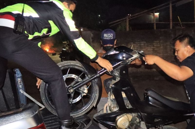 Petugas Polres Pematang Siantar menyita sepeda motor yang menggunakan knalpot blong yang meresahkan masyarakat.