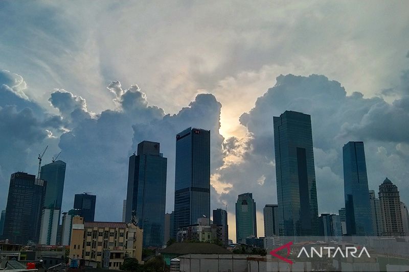 Caption Foto :  Ilustrasi - Suasana gedung pusat perkantoran dan bisnis di Jakarta yang latar belakang langit Jakarta yang cerah berawan.