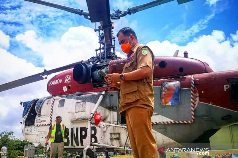 Caption Foto : Arsip Foto. Helikopter BNPB disiagakan untuk mendukung upaya pemadaman kebakaran hutan dan lahan di wilayah Provinsi Riau.