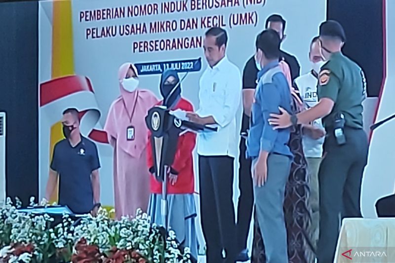 Caption Foto :  Presiden Joko Widodo membagikan Nomor Induk Berusaha (NIB) kepada pelaku usaha mikro dan kecil (UMK) Perseorangan di Gedung Nanggala, Komplek Kopassus Cijantung, Jakarta Timur, Rabu (13/7/2022)
