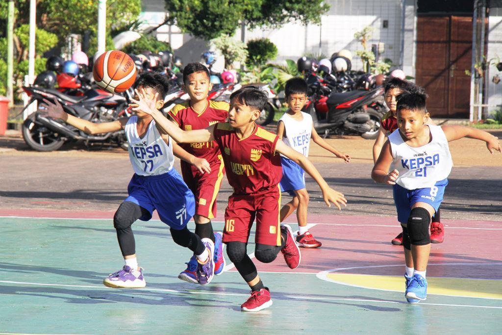 MERIAH: Pertandingan Children Basket Balls (CBB) di Jember tampil ciamik, kemarin.