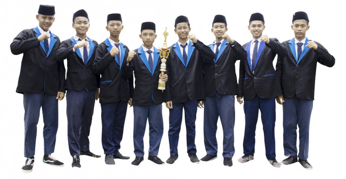 MEMBANGGAKAN: Pasukan Pengibar Bendera (Paskibra) SMP Nuris Jember juara 1 madya dalam Lomba PBB dan Adu Formasi (LPAF) se-Jatim yang diselenggarakan oleh SMAN 3 Malang.