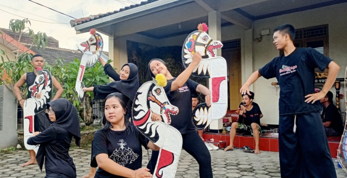 SEDULURAN SELAWASE: Para seniman reog yang digawangi anak-anak muda melakukan latihan di sekitar Perumahan Kebonsari Indah, Kecamatan Sumbersari, Senin (11/7).