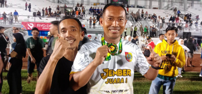 SEMANGAT: Pelatih sepak bola Porprov Jember, Muhammad Rofiq, mengungkap, capaian tim meraih medali emas berkat pengalaman laga tahun 2019 dan pengalaman sebelumnya.