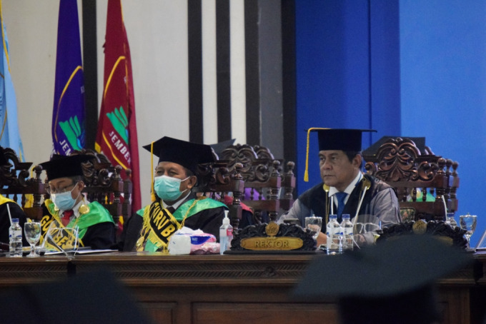 VISIONER: Rektor UIN KHAS Jember Prof Babun Suharto (kanan) saat menghadiri sidang senat terbuka di Lantai Dua GKT, Kamis (21/7).