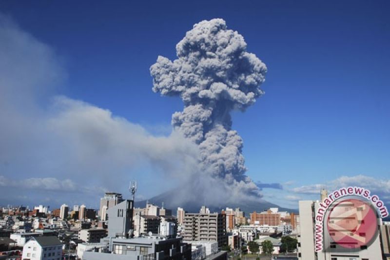 Caption Foto : Asap abu menjulang ke langit setelah meletusnya Gunung Sakurajima di Kagoshima, barat daya Jepang, dalam foto handout yang diambil dan disiarkan oleh Badan Meteorologi Wilayah Kagoshima, Minggu (18/8). Letusan gunung berapi setinggi 1.117 m