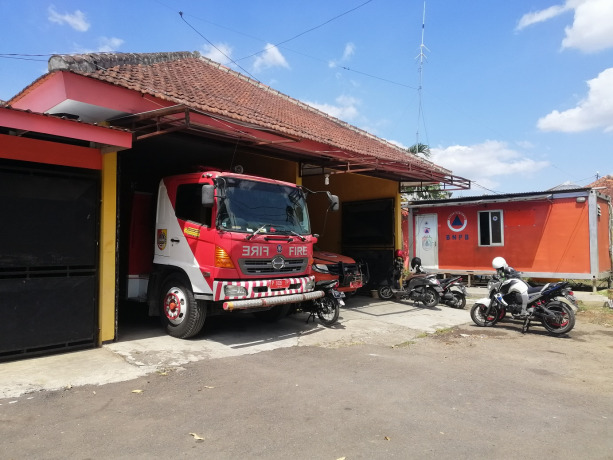 UPAYA PENYELAMATAN: Damkar Jember menyebar berbagai pos. Upaya mempercepat proses penyelamatan.