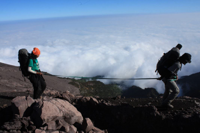 BERTUALANG: Para pendaki melakukan pendakian di Gunung Raung. Setelah Gunung Raung mengeluarkan abu vulkanis pada Rabu, 27 Juli, Perhutani KPH Bondowoso menutup jalur pendakian dari Kecamatan Sumberwringin.