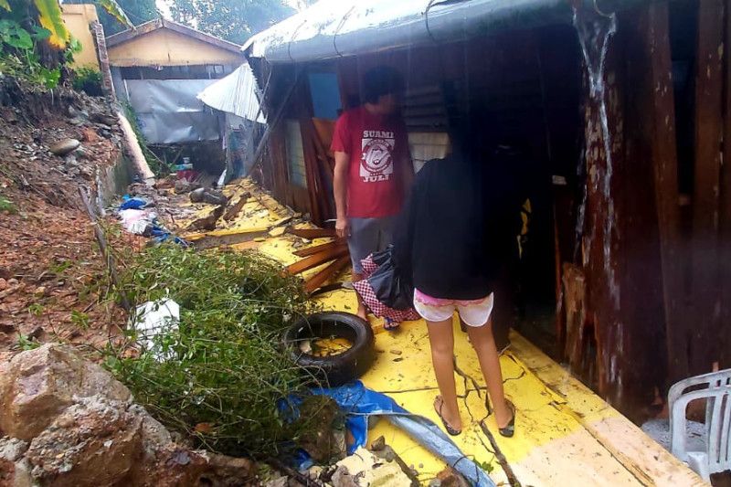 Caption Foto :  Hujan deras menyebabkan banjir dan tanah longsor di Kota Ambon, Provinsi Maluku.