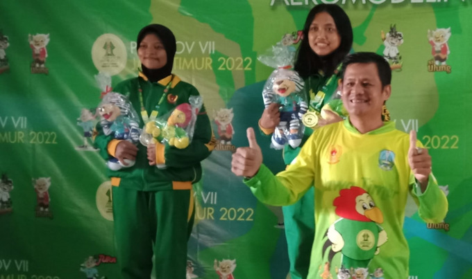 Caption :Edi Purnomo, Kepala UPT Bandara Notohadinegoro Jember, saat melakukan foto bersama juara cabor aeromodeling Porprov VII Jatim 2022.