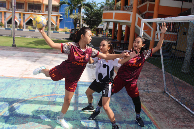 SASAR GAWANG: Teknik shooting dilakukan sebagai usaha memasukkan bola ke dalam gawang lawan dalam permainan bola tangan.