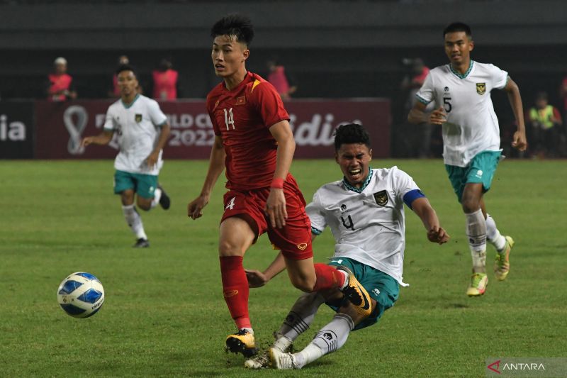 Pesepak bola Tim Nasional Vietnam U-19 Nguyen Van Truong (kiri) berebut bola dengan pesepak bola Timnas Indonesia U-19 Muhammad Ferarri (kanan) dalam laga penyisihan Grup Piala AFF U19 2022 di Stadion Patriot Chandrabhaga, Bekasi, Jawa Barat, Sabtu (2/7/2
