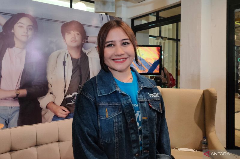Caption Foto :  Aktris sekaligus sineas muda Prilly Latuconsina saat ditemui usai jumpa pers