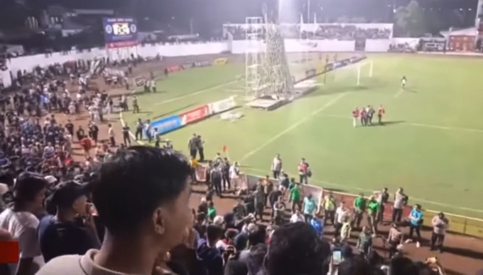 Pertandingan final sempat dihentikan setelah penonton menjebol pintu Stadion Semeru Lumajang