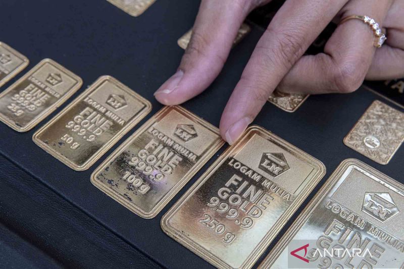 Caption Foto :  Pegawai menata emas batangan imitasi di gerai Gadai Emas dan Cicil Emas BSI di Pasar Mayestik, Kebayoran Baru, Jakarta, Rabu (6/7/2022). Harga emas batangan Antam anjlok sebesar Rp12 ribu per gram, di mana hari sebelumnya harganya Rp989 ri