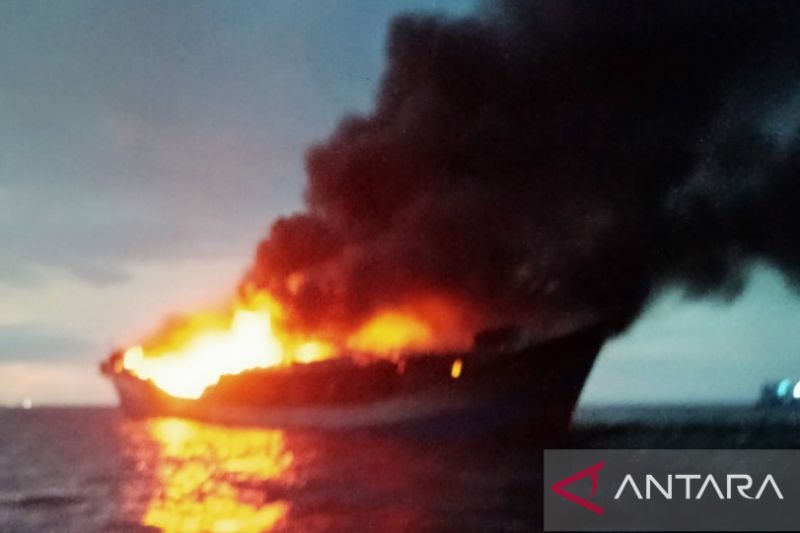Caption Foto :  KM Lautan Papua Indah terbakar di sekitar wilayah perairan terminal khusus Paiton Probolinggo pada Selasa (12/7/2022) sore.