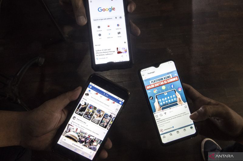 Warga menunjukan sejumlah aplikasi media sosial di Jakarta, Senin (18/7/2022).