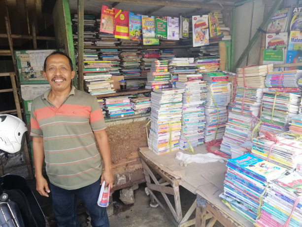 TERGERUS ZAMAN: Penjualan buku bekas Blok M mengalami penurunan. Banyak konsumen yang beralih ke online shop.