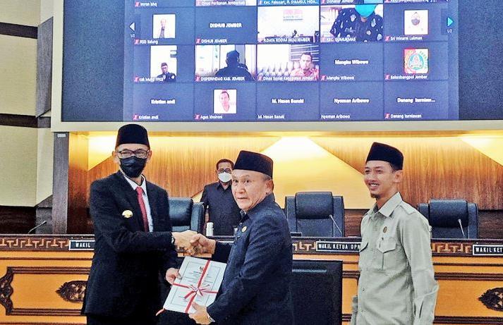 BERKAS REKOMENDASI: Pimpinan DPRD Jember memberikan dokumen rekomendasi LKPJ kepada Wakil Bupati Jember di Ruang Sidang Paripurna DPRD, siang kemarin.