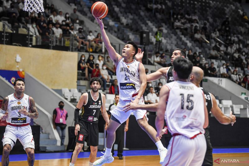 Caption Foto : Pebasket Timnas Indonesia Agassi Yeshe Goantara (tengah) berusaha memasukkan bola ke dalam ring saat melawan Timnas Yordania dalam Kualifikasi FIBA World Cup 2023 Grup C Zona Asia Window ketiga di Istora Senayan, Jakarta, Senin (4/7/2022).