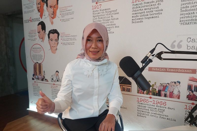 Direktur Bisnis Kurir dan Logistik Pos Indonesia Siti Choiriana saat berkunjung ke Wisma Antara, Jakarta, Senin (18/7/2022)