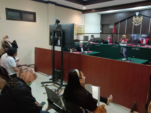 PERIKSA SAKSI:  Sidang dengan agenda pemeriksaan saksi satu kasus pembunuhan berencana yang terjadi pada tahun 2013 lalu, berlangsung sangat serius di PN Jember, kemarin (19/7).