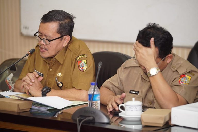 BAHAS TERNAK: Dinas Peternakan dan Ketahanan Pangan (DPKP) Jember memaparkan sejumlah poin terkait penanganan PMK, di Ruang Komisi B DPRD Jember, Senin (11/7) lalu.