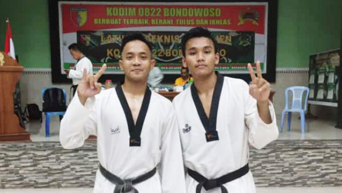 BERSEMANGAT: Dimas (kanan) atlet taekwondo Bondowoso yang memiliki kesempatan tampil di SEA Games jika lolos seleksi nasional.