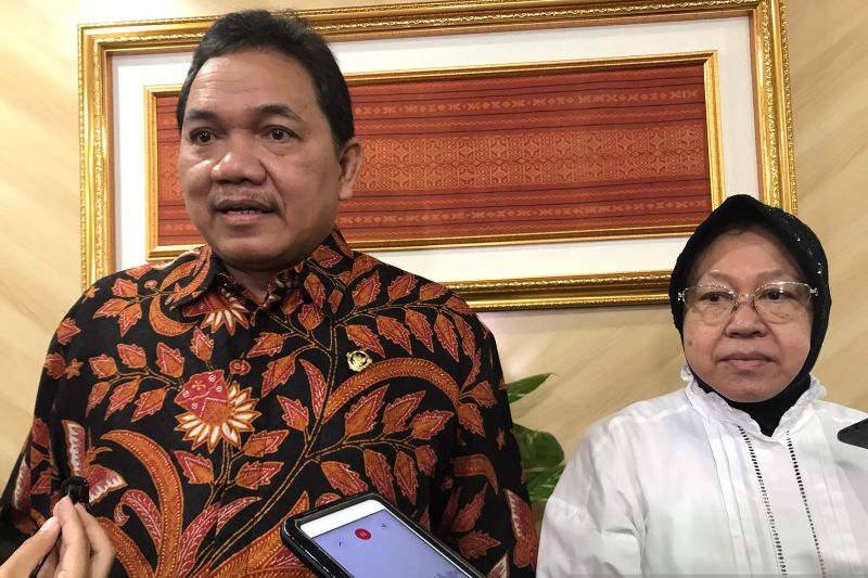 Caption Foto :  Anggota III Badan Pemeriksa Keuangan (BPK) RI Achsanul Qosasi bersama Menteri Sosial Tri Rismaharini usai penyerahan Laporan Hasil Pemeriksaan (LHP) BPK RI atas Laporan Keuangan Kementerian Sosial Tahun Anggaran 2021 di Jakarta, Kamis (28/