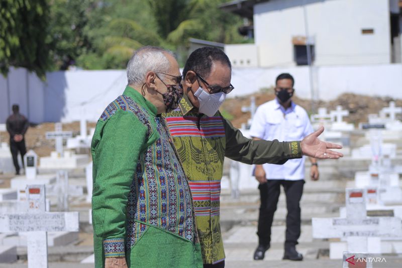 Presiden Timor Leste Jose Manuel Ramos-Horta (kiri) berbincang-bincang dengan Wakil Gubernur NTT Josef Nae Soi saat berziarah di Taman Makam Pahlawan Dharmaloka, Kota Kupang, NTT, Minggu (24/7/2022). Kedatangannya ke Kota Kupang dalam rangka menjalin hubu