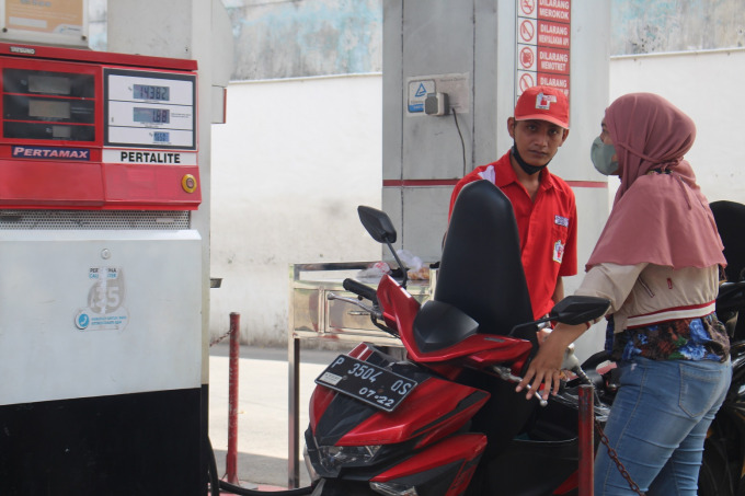 ISI BBM: Petugas SPBU saat melayani pengisian BBM jenis pertalite. Masyarakat Jember tidak perlu panik dengan penerapan sistem digital untuk pembelian BBM di SPBU. Pasalnya, di Jatim, termasuk Jember, belum diterapkan uji coba tersebut.