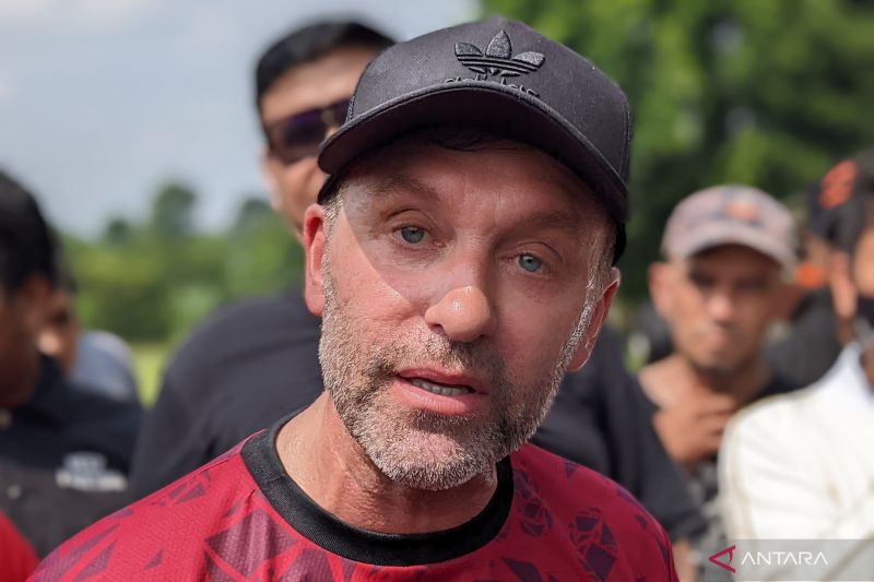 Caption Foto :  Pelatih Persija Thomas Doll memberikan keterangan kepada pewarta usai memimpin latihan timnya di Nirwana Park, Bojongsari, Jawa Barat, Rabu (25/5/2022). Doll mengutarakan beberapa hal terkait skuadnya termasuk soal pemain asing baru.