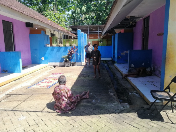 PELAYANAN: Pasien ODGJ beraktivitas di Liposos Dinsos Jember.