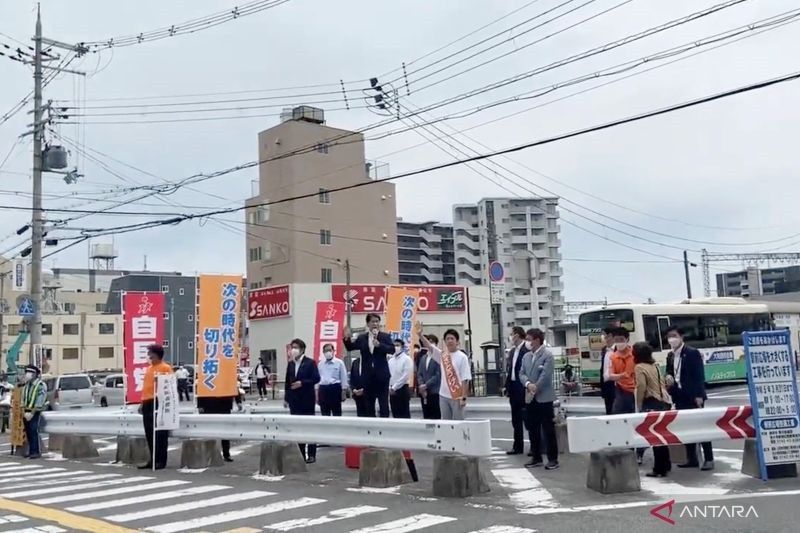 Caption Foto : Mantan Perdana Menteri Jepang Shinzo Abe terlihat setelah tiba untuk pidato di Nara, Jepang, Jumat (7/2022),, dalam gambar diam yang diperoleh dari video media sosial.
