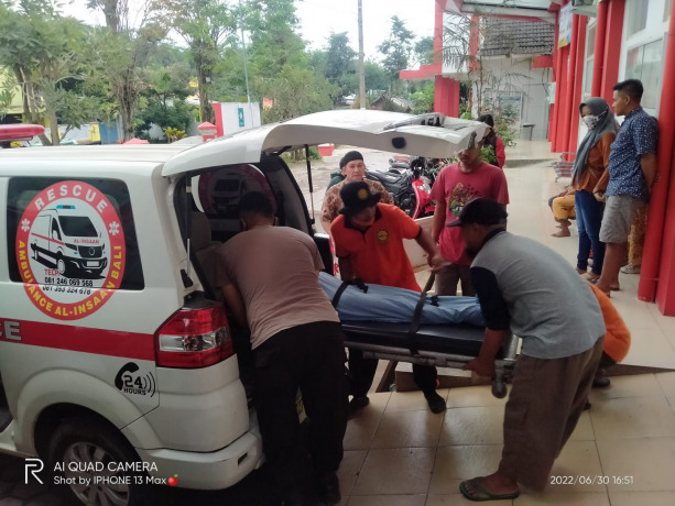 SUDAH DIMAKAMKAN: Jenazah korban ketika dibawa ke Puskesmas Panti. Peristiwa ini diduga murni bunuh diri. Polisi tidak menemukan tanda bekas kekerasan atau penganiayaan di tubuh korban.