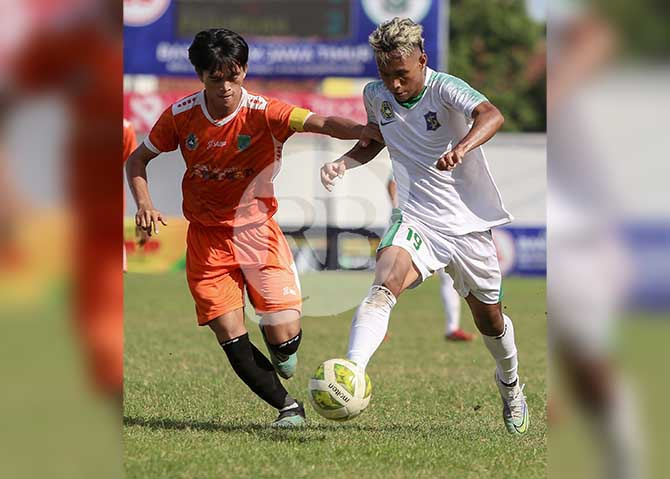 Caption: Kapten Kabupaten Pasuruan Cepi (kiri) bakal memimpin lini tengah untuk menggempur pertahanan Jember di laga final. (Alfian Rizal/Jawa Pos)